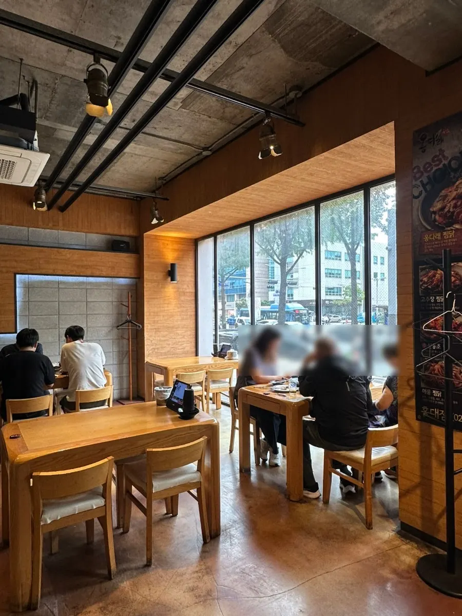 Dining hall tables and lighting at Ongdarae Jjimdak