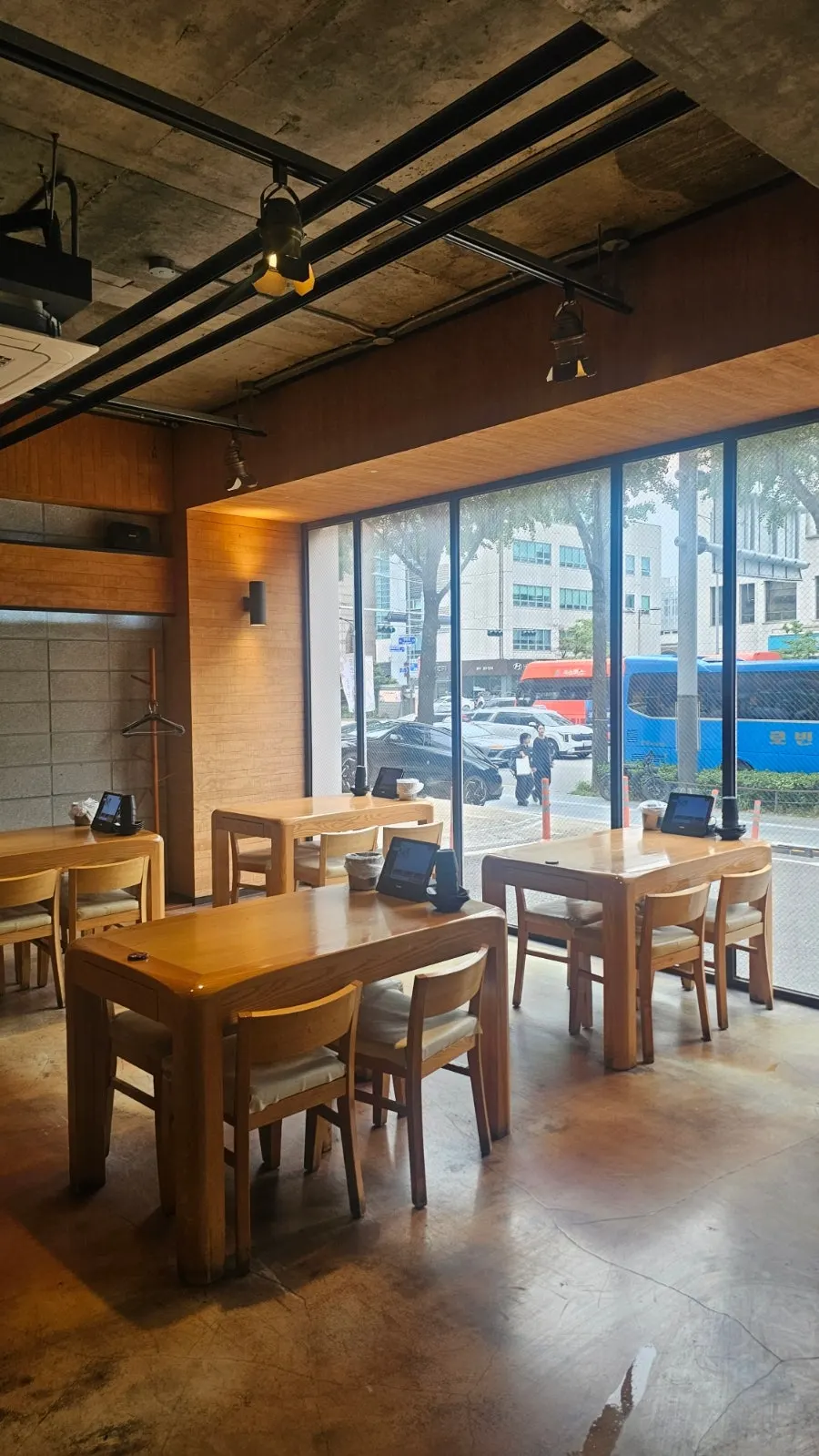 Table and seating arrangement inside Ongdarae Jjimdak