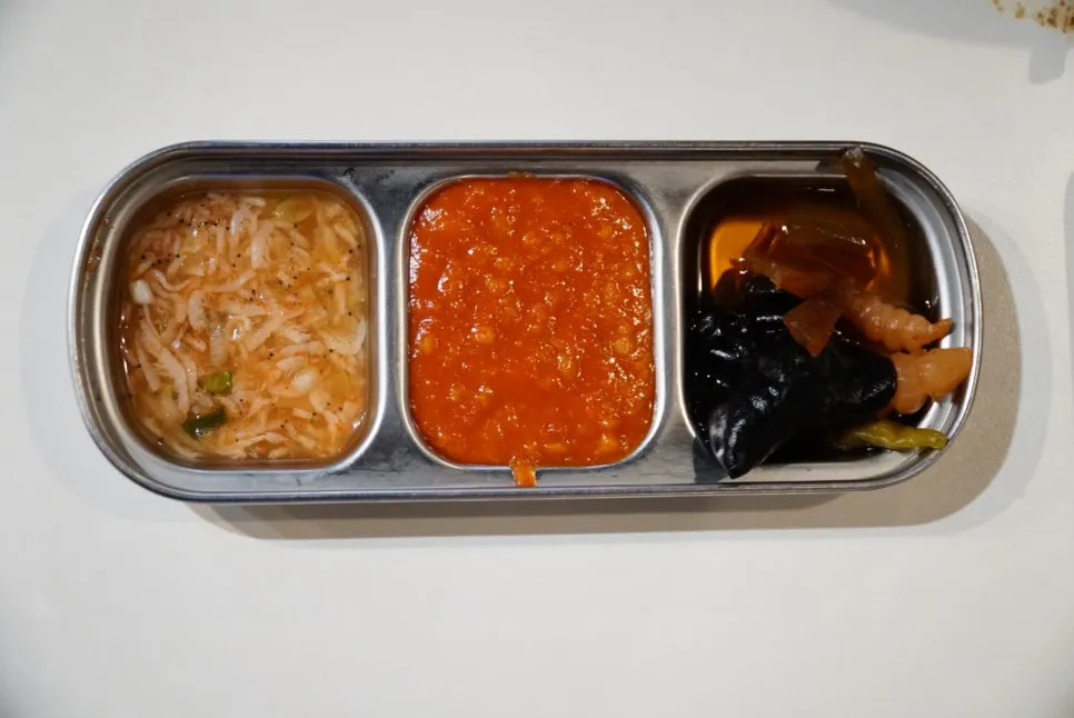 족발과 새우젓 곁들임