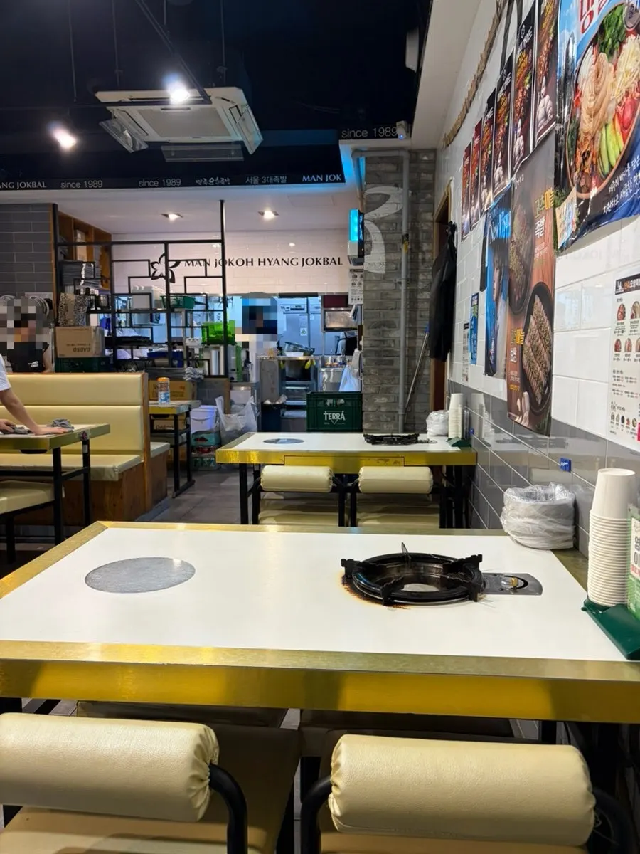 넓은 테이블이 놓인 족발집 실내
