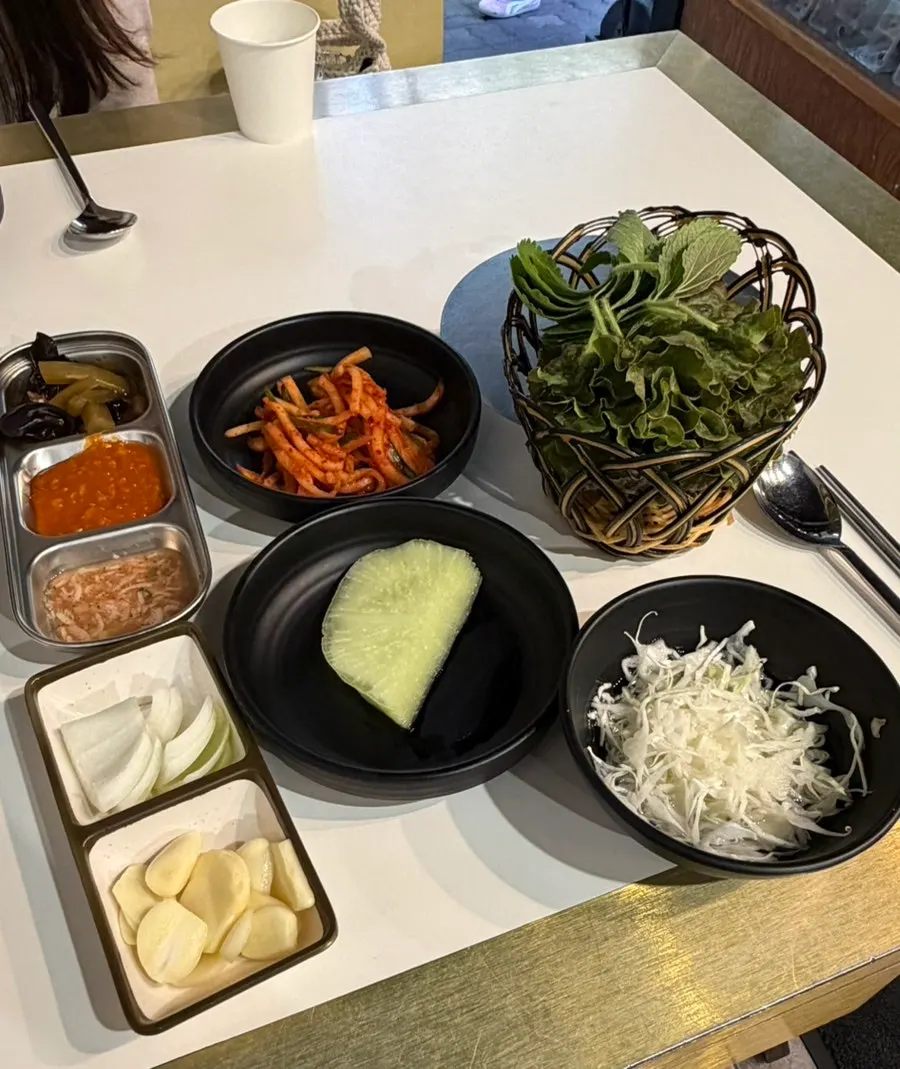 족발 중자와 쟁반국수 세트 상차림