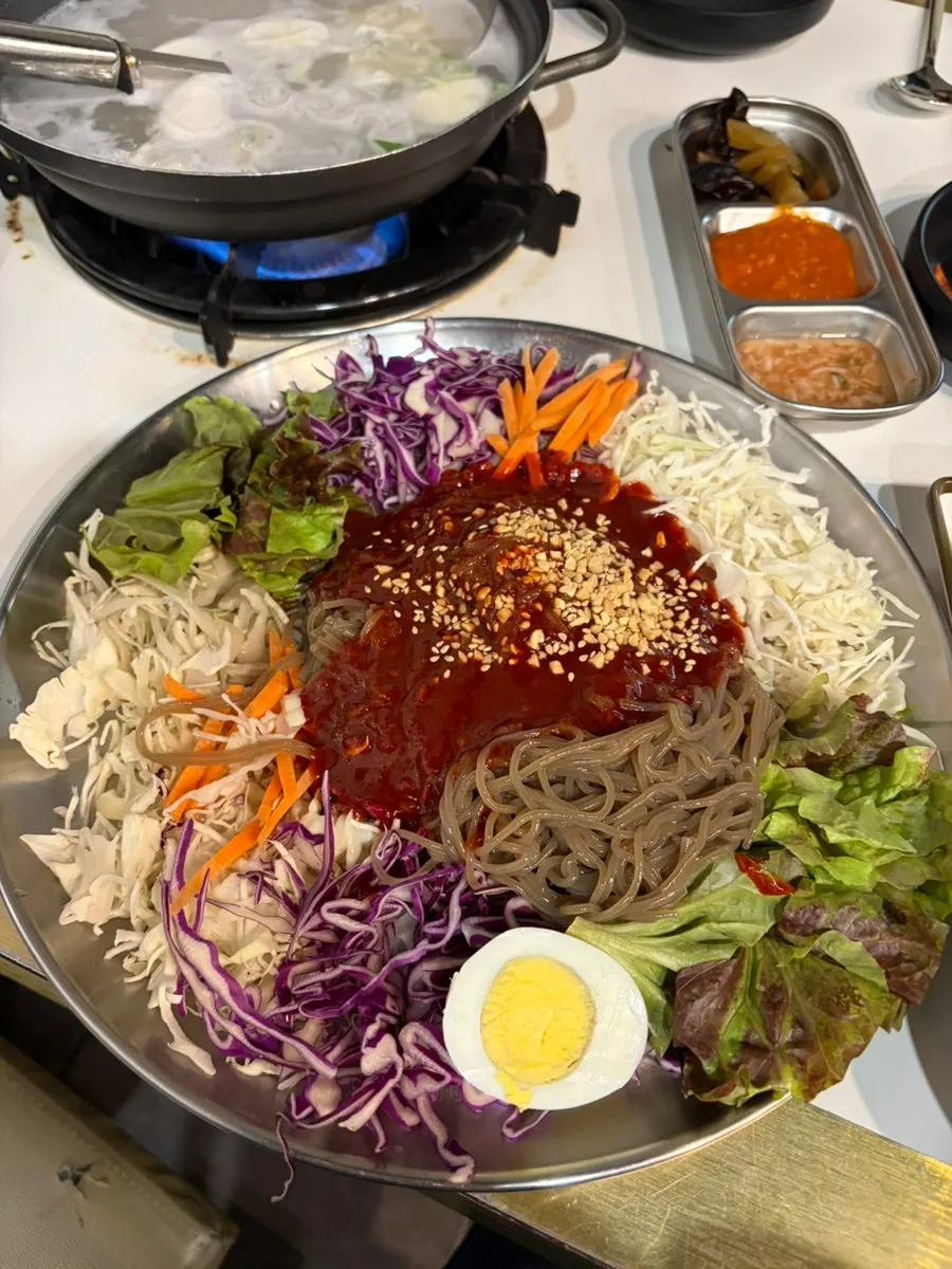 쌈채소에 올린 족발 한 점