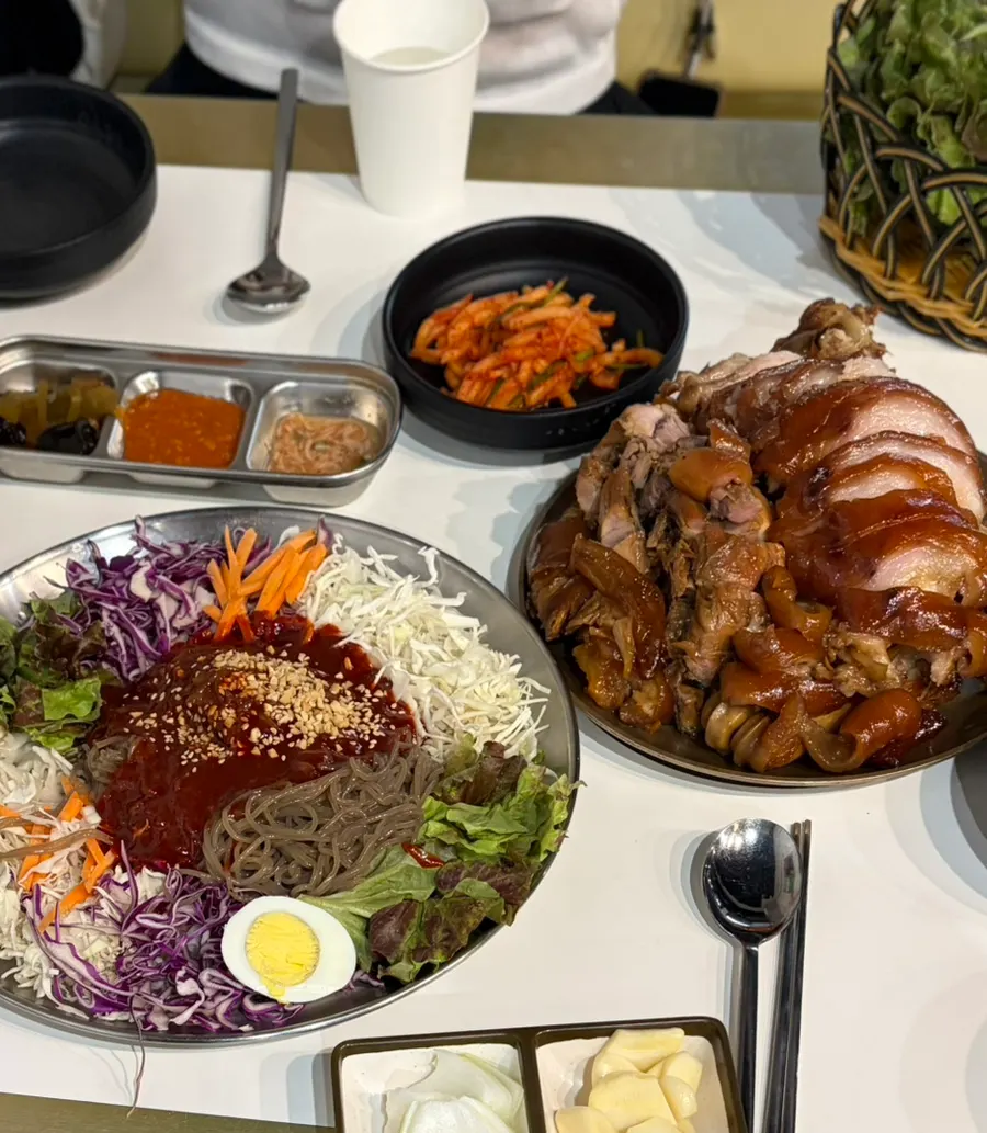 야채가 풍성한 쟁반국수