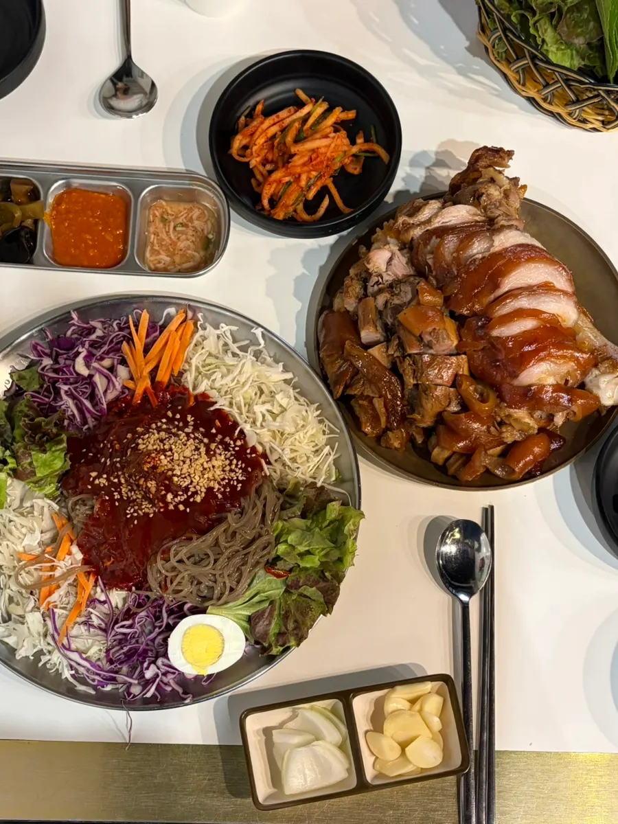 쟁반국수와 족발을 함께 담은 한 접시