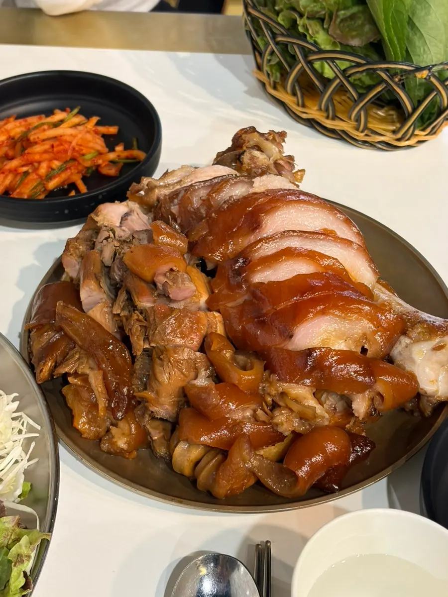 양배추 마늘소스에 찍은 족발