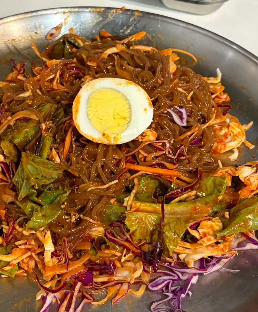 밑반찬과 함께 차려진 족발 한 상