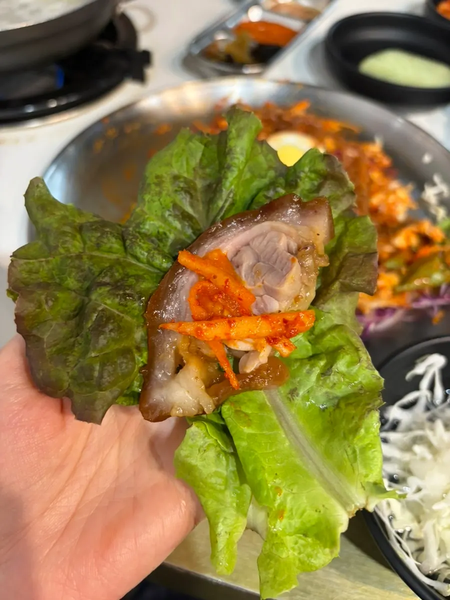 쌈을 싸 먹는 만족오향족발 족발