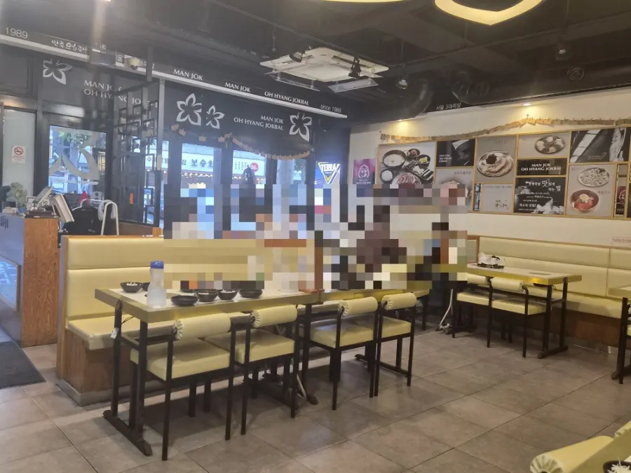 Suasana toko Manjok Ohyang Jokbal yang ramai pengunjung