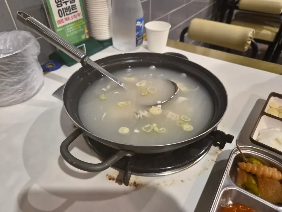 Meja restoran jokbal dengan lauk dasar tersaji
