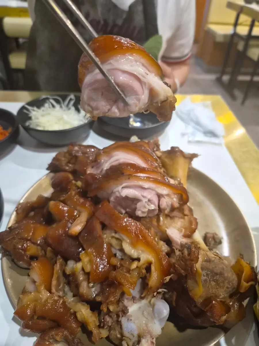 Ssam jokbal dengan saeujeot, ssamjang, bawang putih, dan cabai