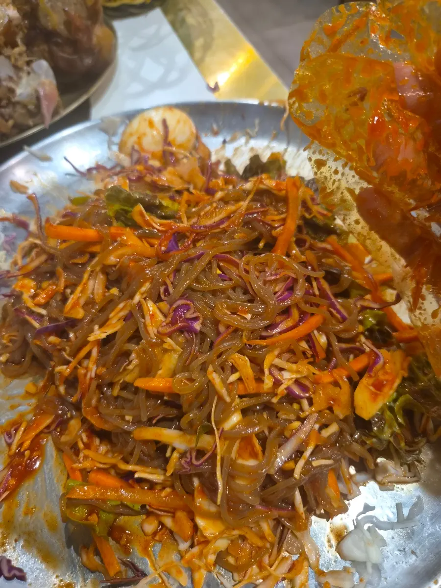 Menu mi pendamping yang dinikmati bersama jokbal