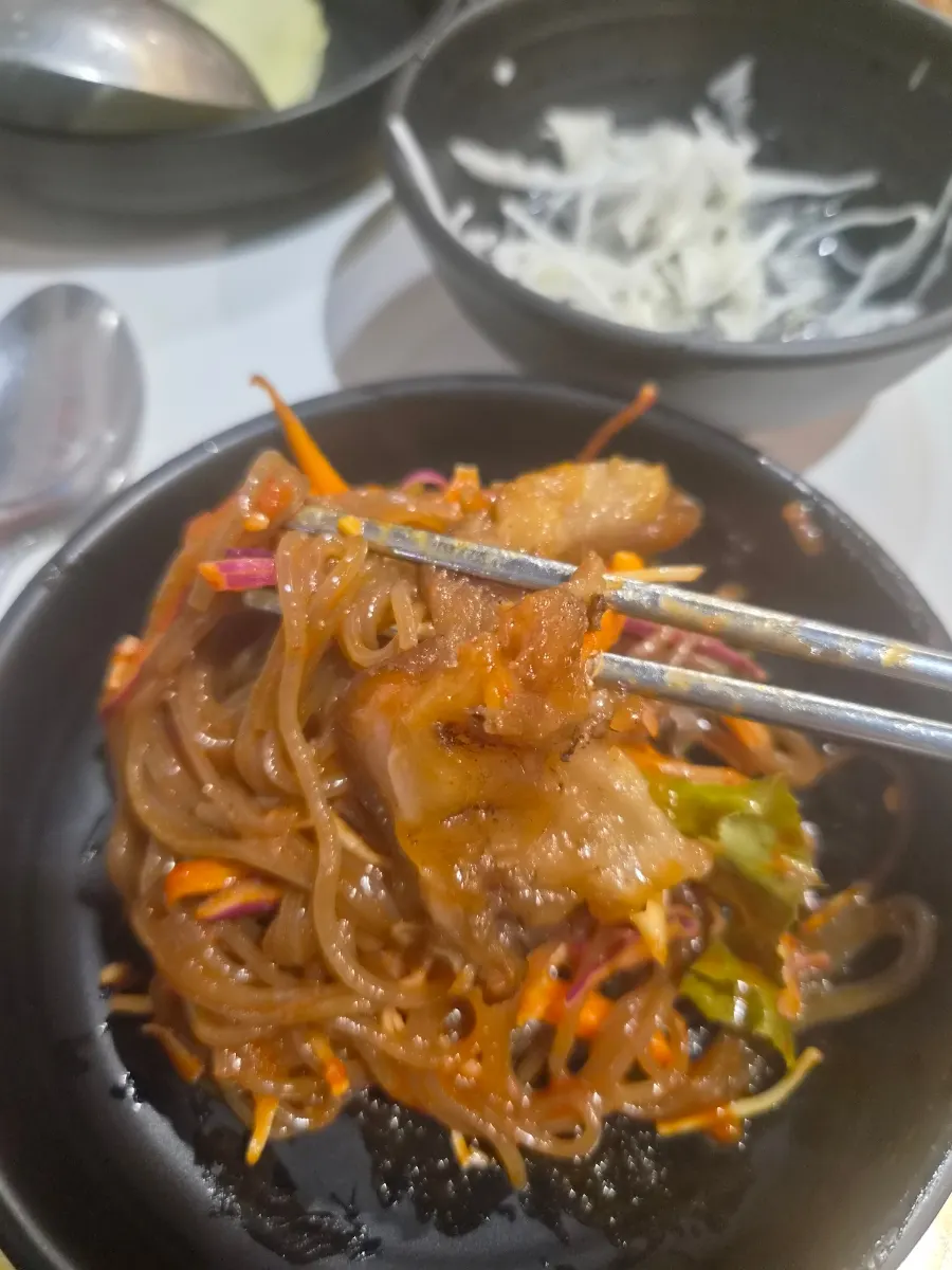 Meja makan dengan jokbal dan lauk pendamping