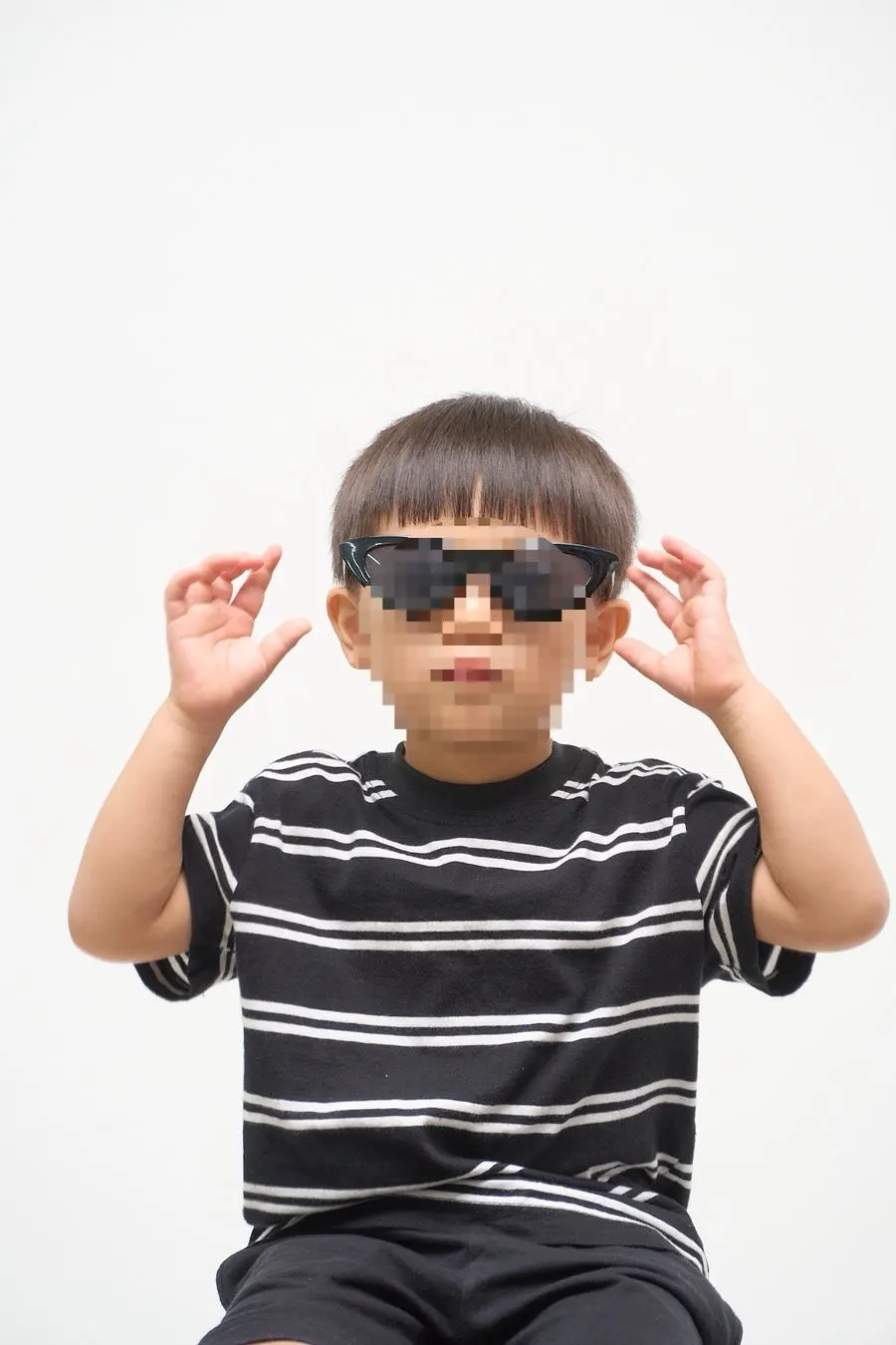 Self-service photo shoot paced around the children