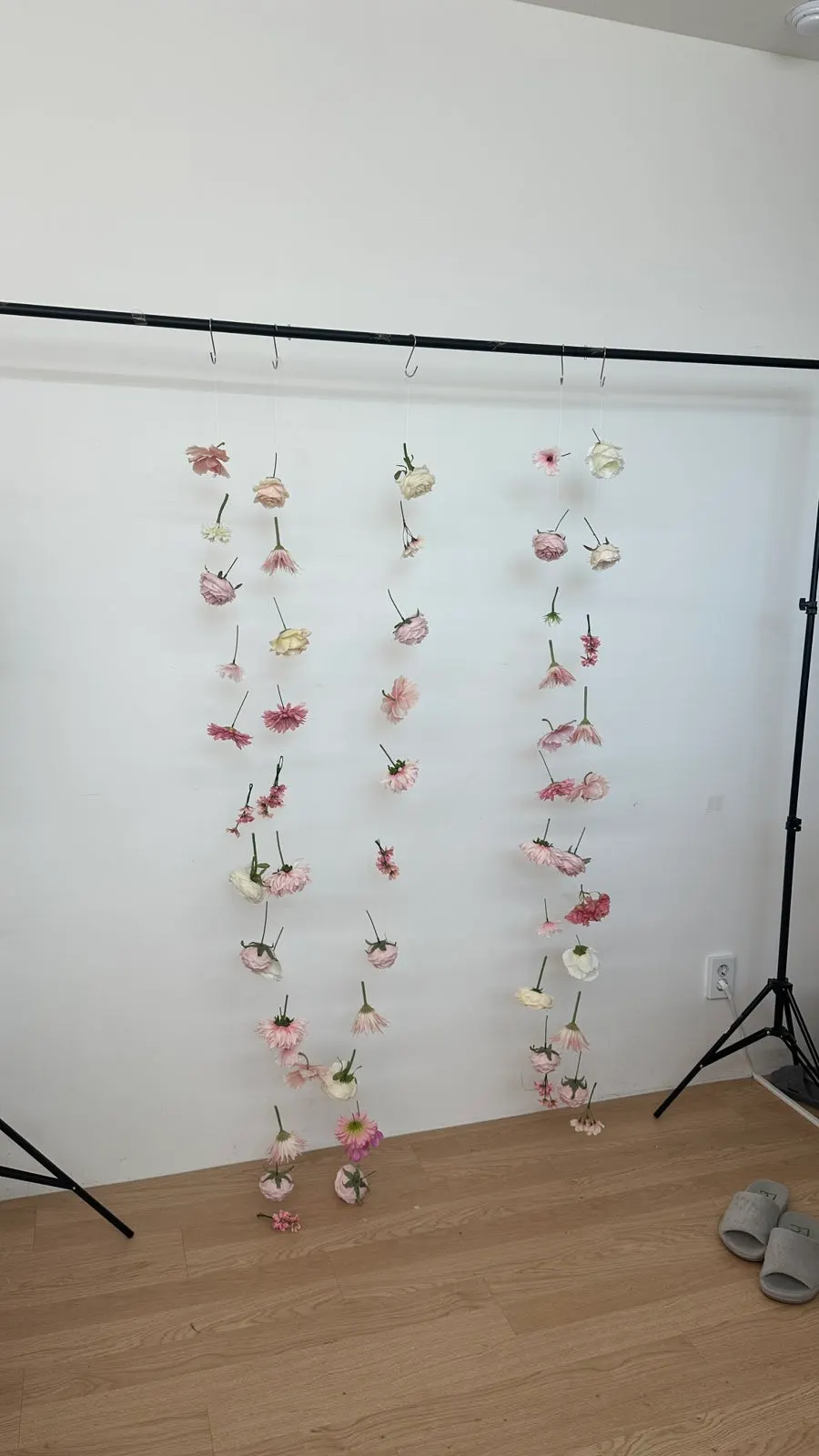 Self-service shooting while checking the children's positions and poses
