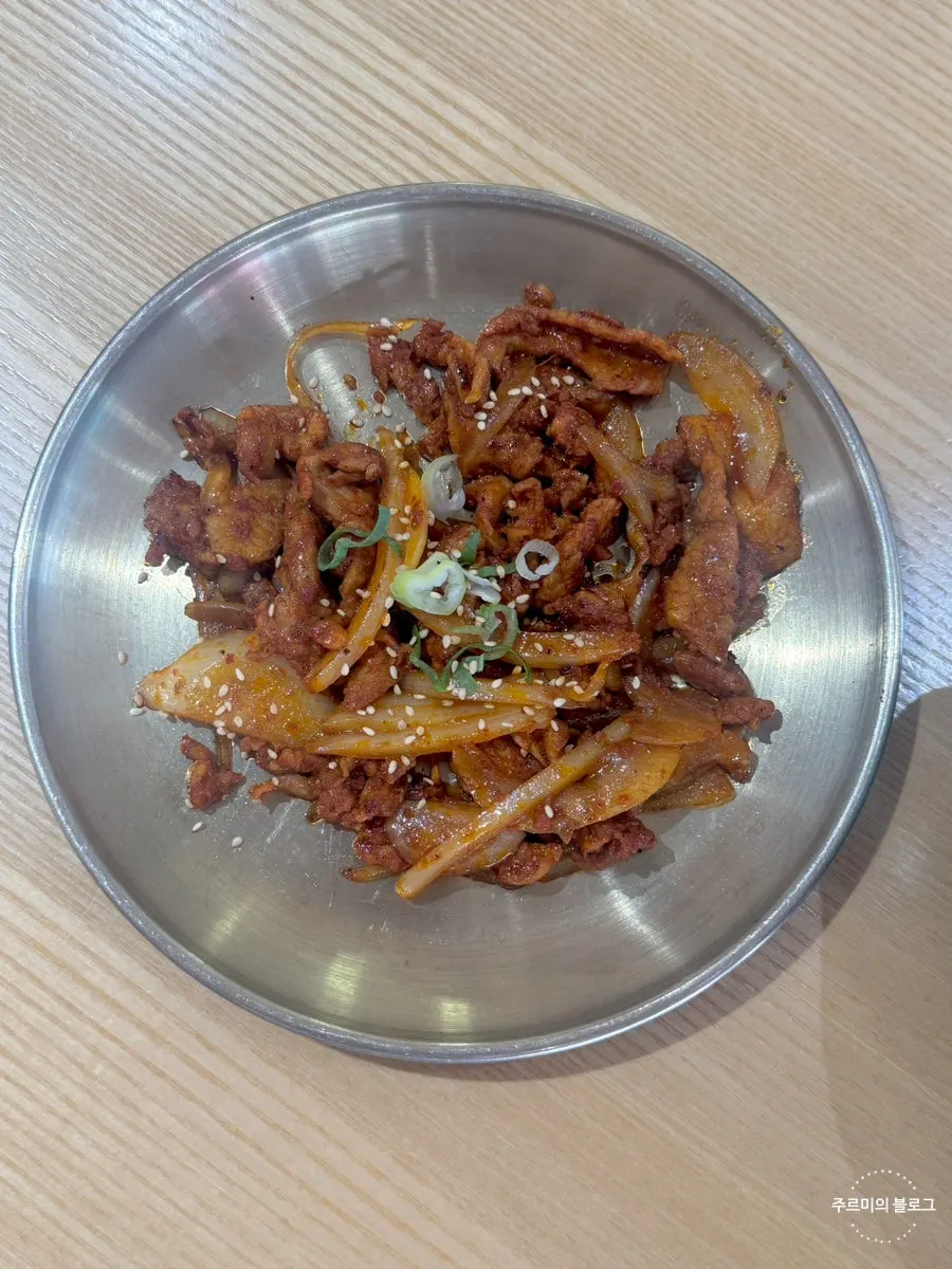 Charcoal-grilled bulgogi with rice and side dishes