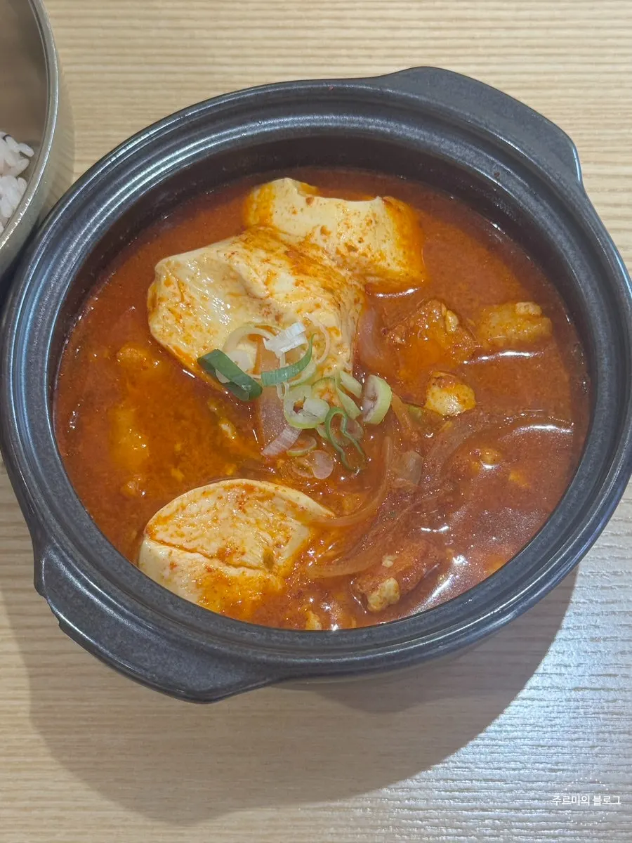 A pot of sundubu jjageuli