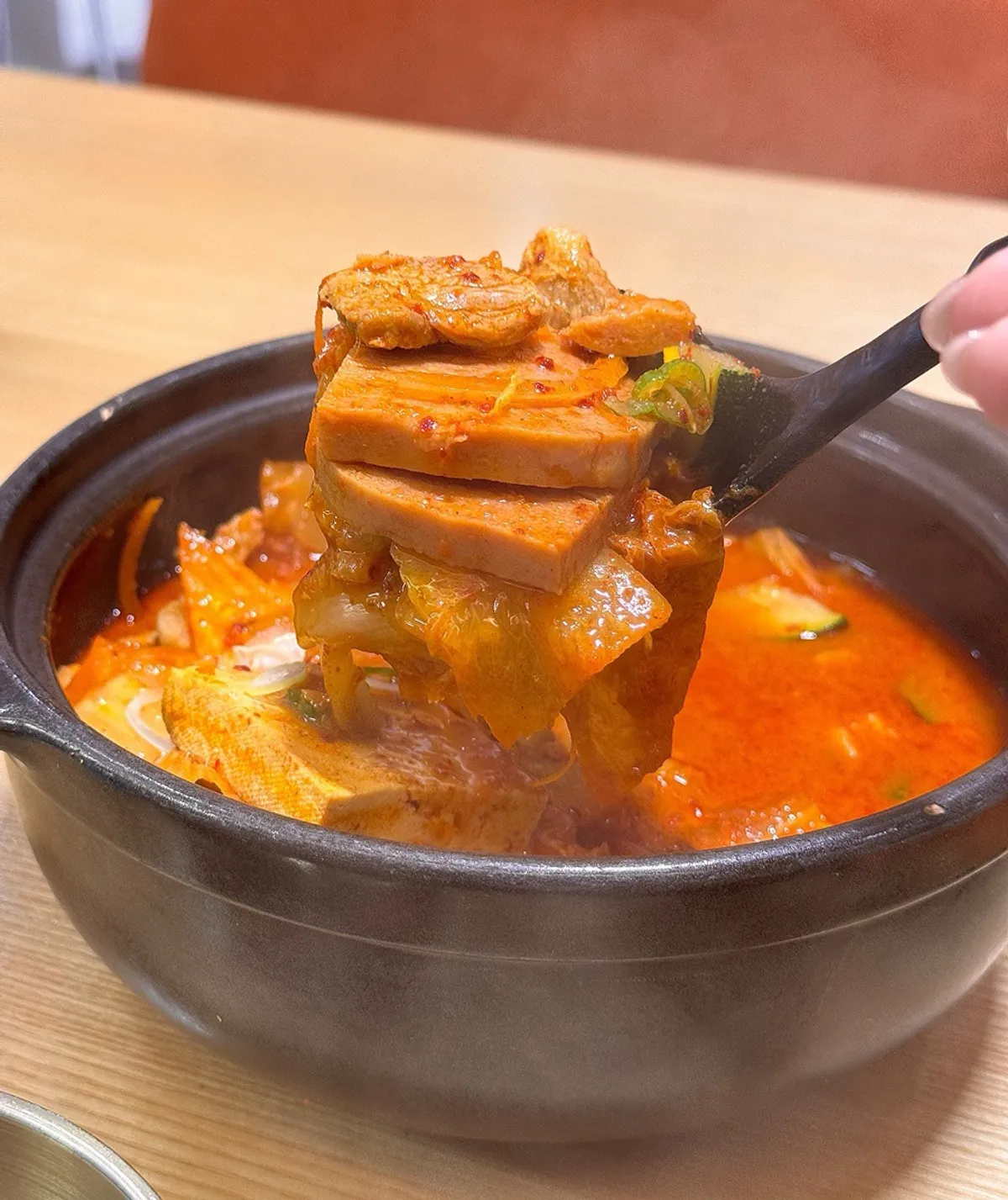 돼지고기와 스팸이 들어간 김치찌개