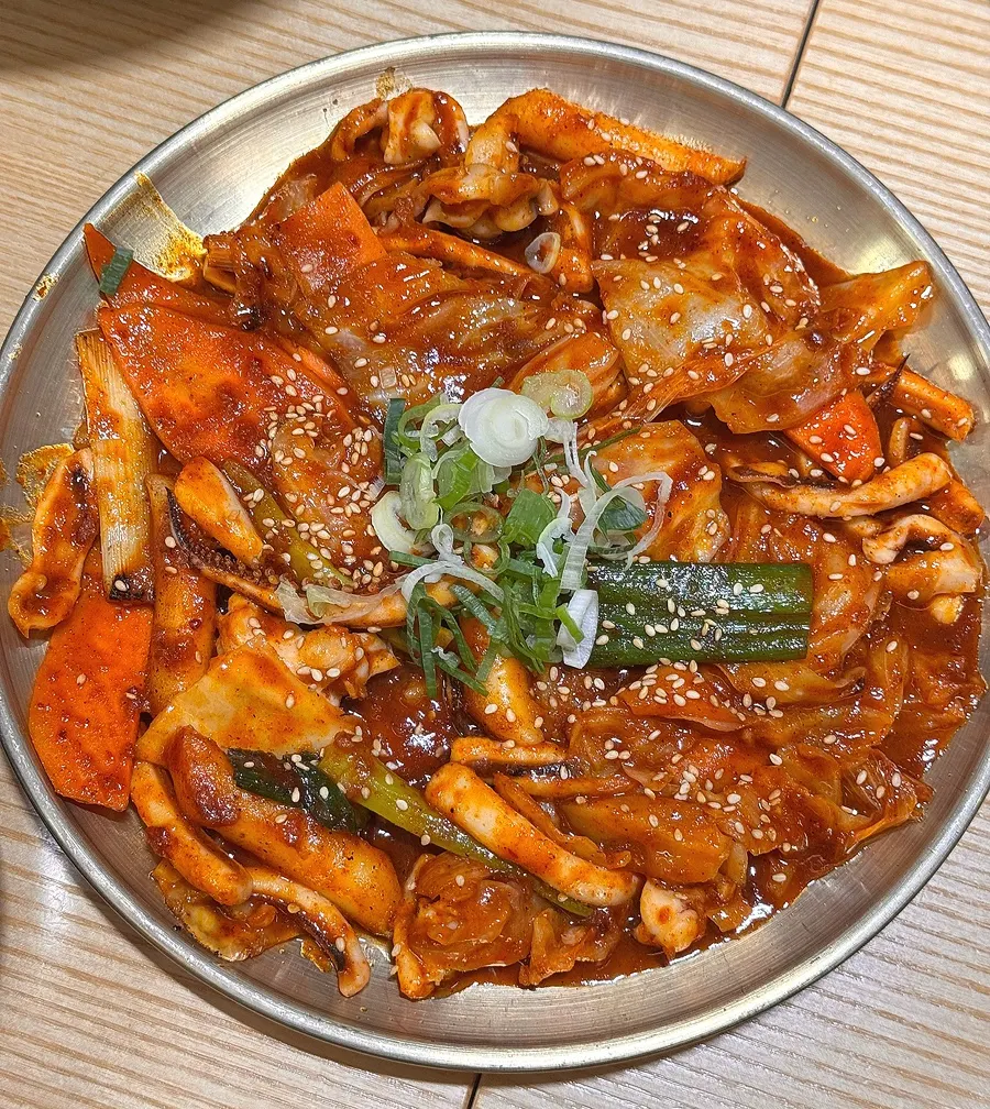 오징어볶음과 곁들임 구성