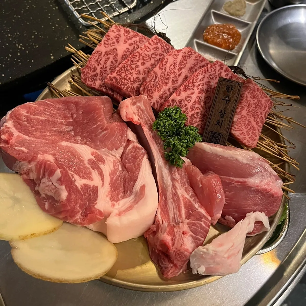 Raw beef and pork set for two, 600g, plated