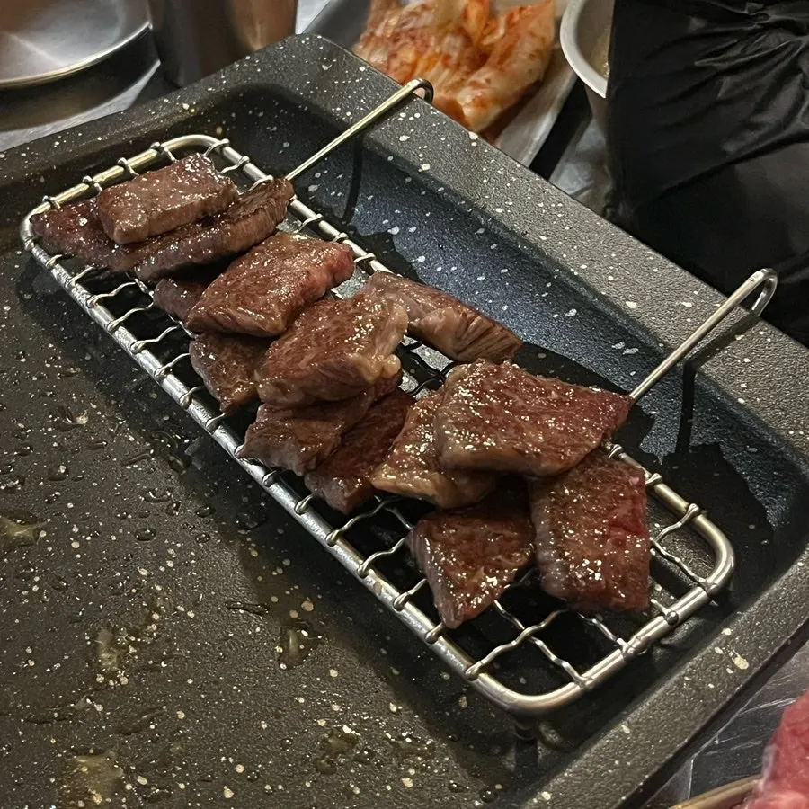 Meat grilled and cut by staff on the pan