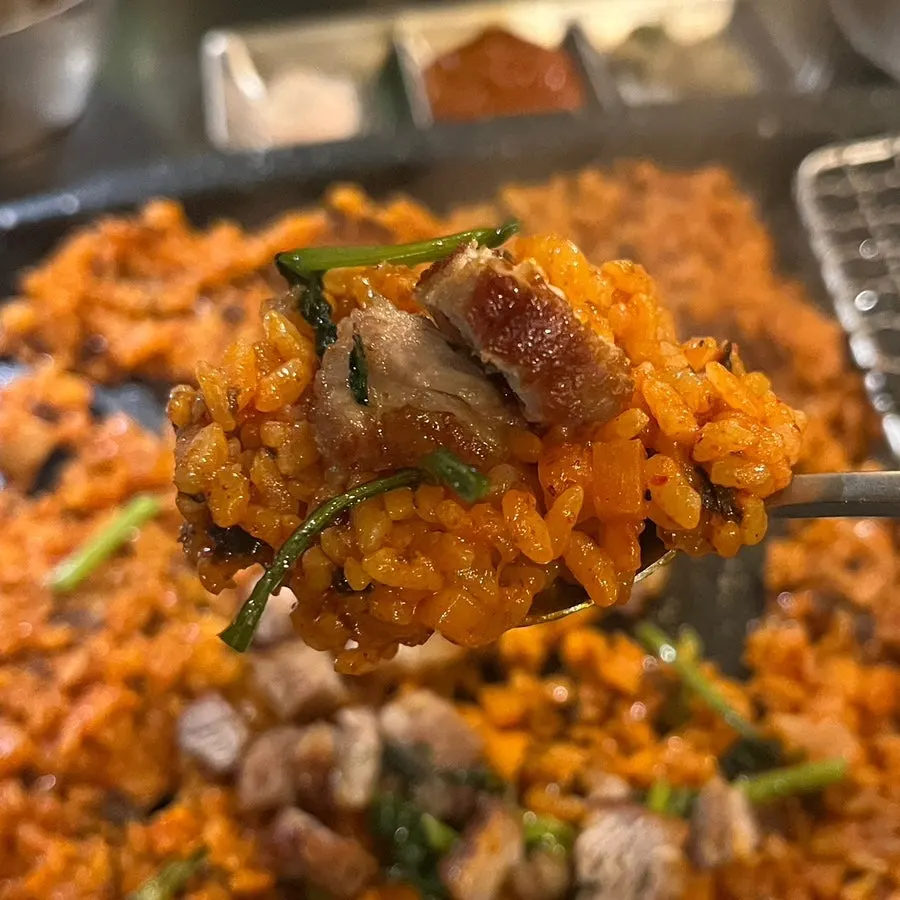 Kkakdukbap topped with leftover grilled meat