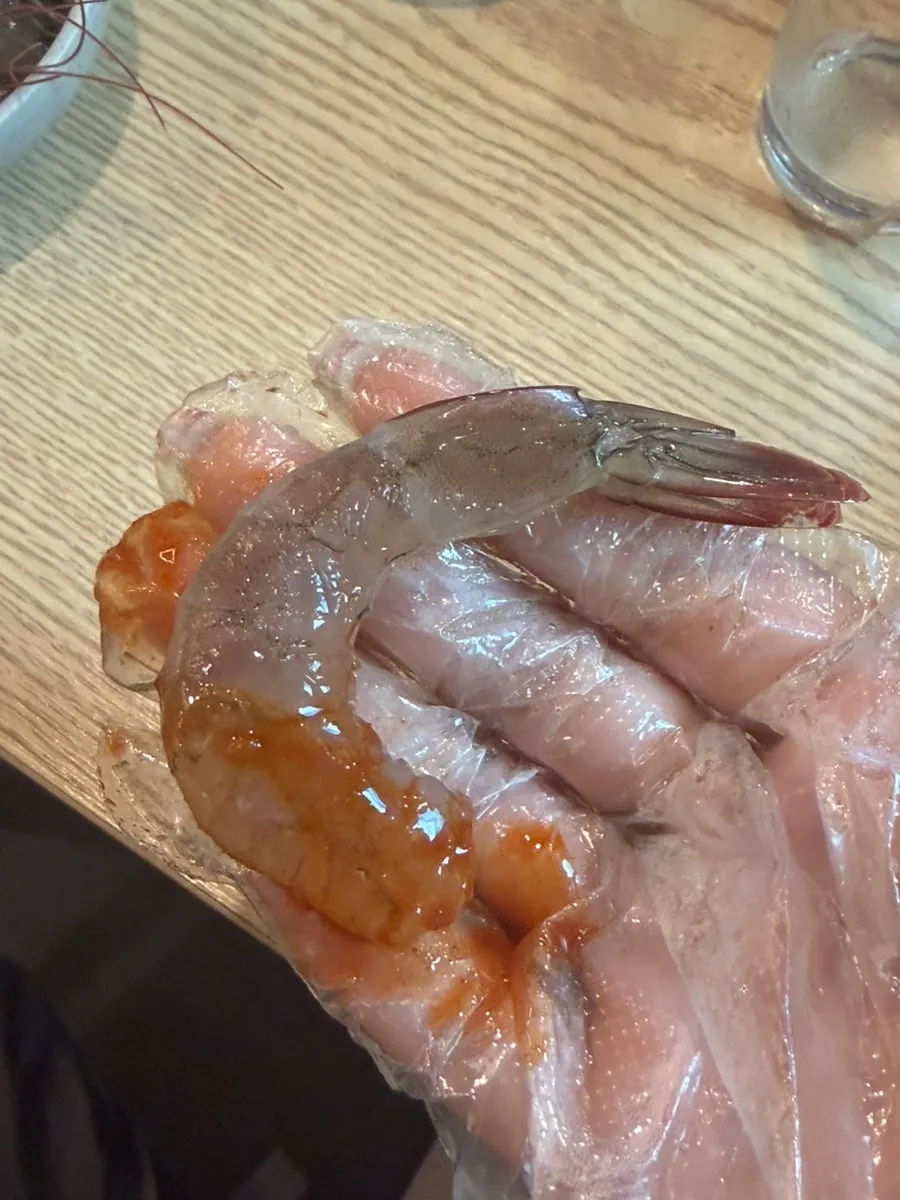 머리를 잘라 손질을 마친 생새우회