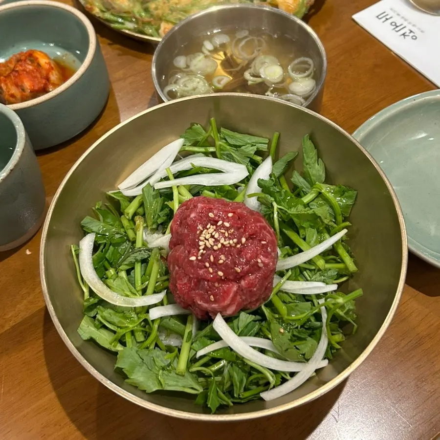 육회가 올라간 한우 육회 비빔밥