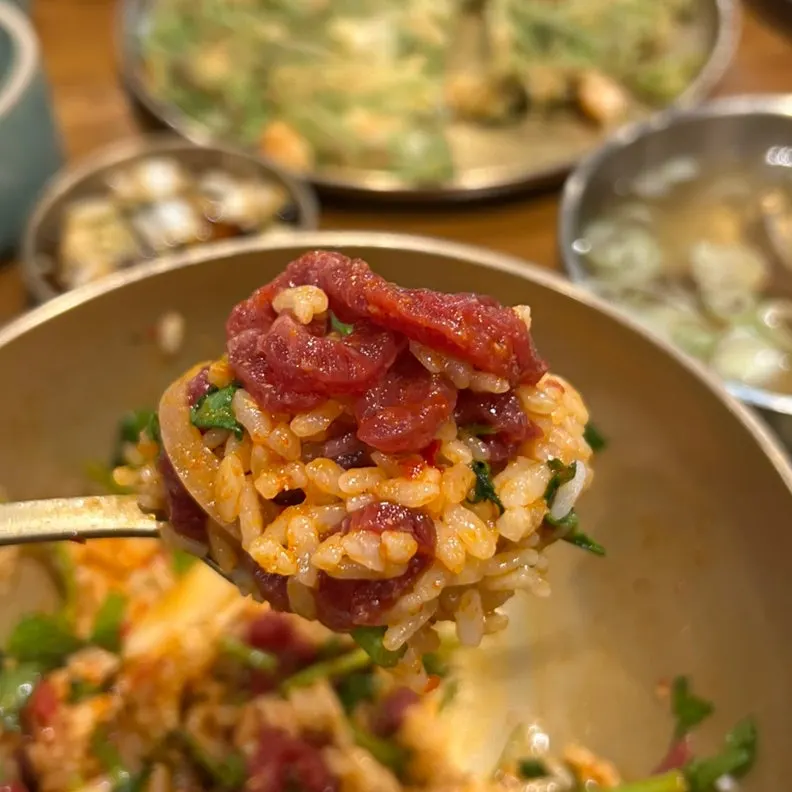 비벼낸 한우 육회 비빔밥 한 그릇