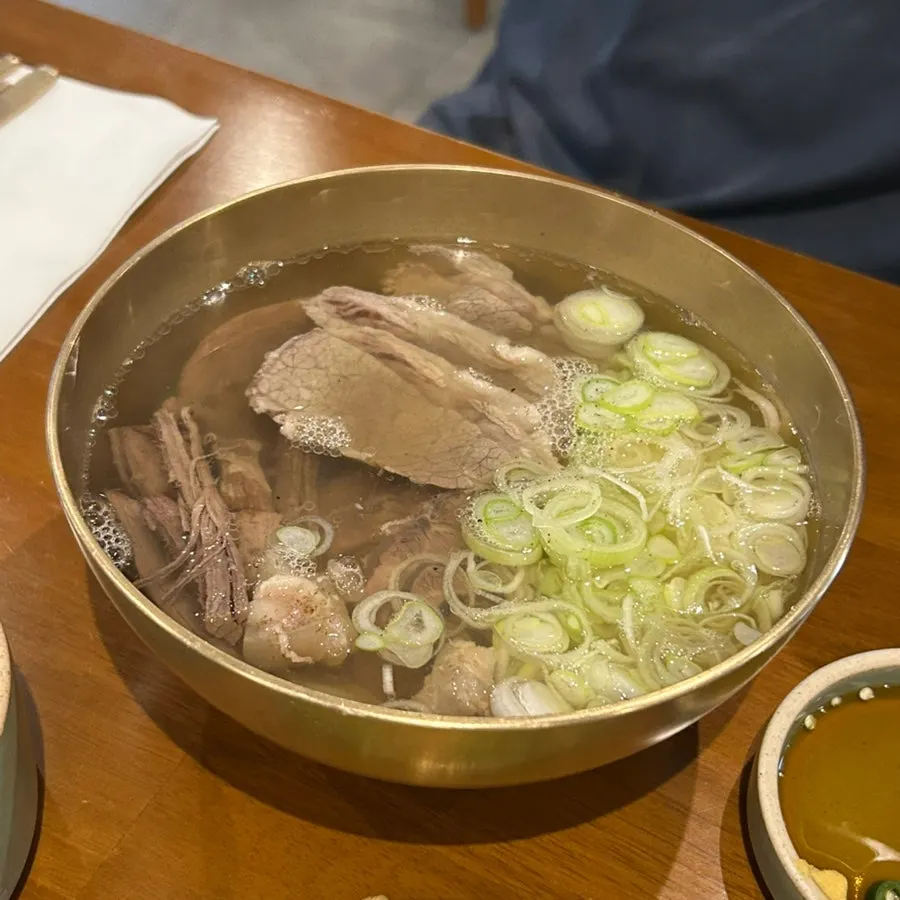 고기 가득한 맑은 한우 곰탕 특