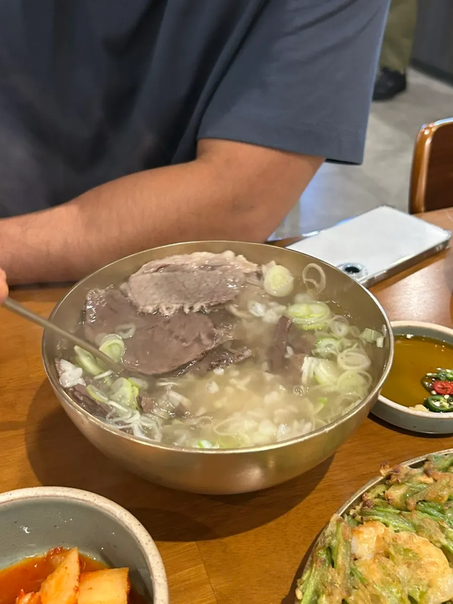 밥이 들어간 맑은 곰탕 국물