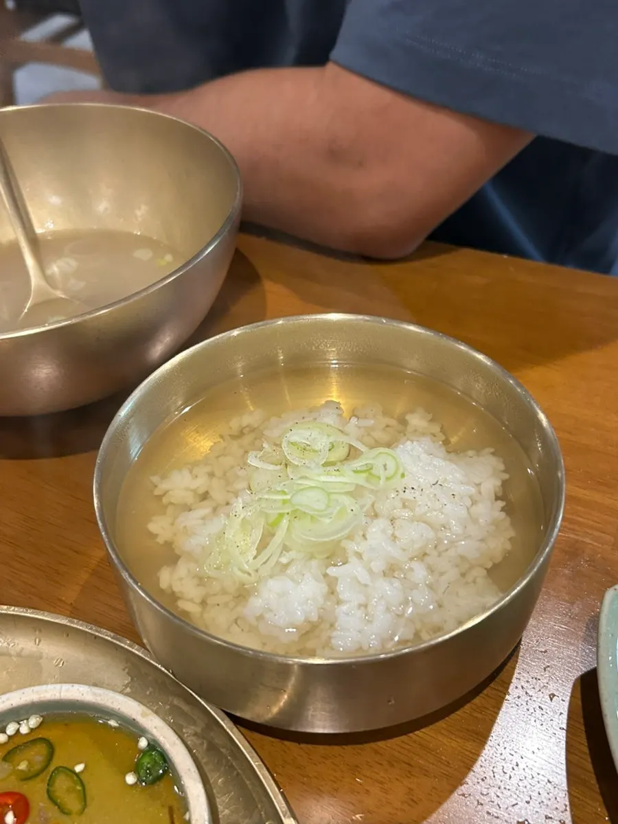 윤기 도는 곰탕 고기 건더기