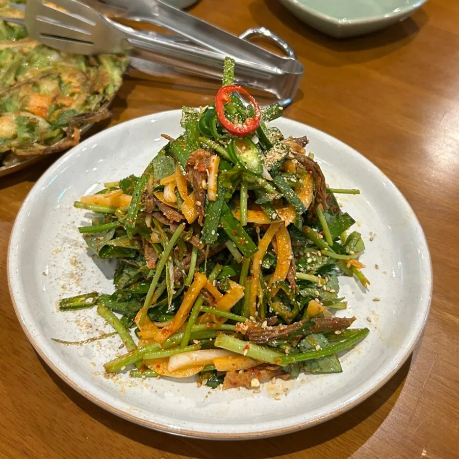 리뷰 이벤트로 받은 고기 무침 반 접시