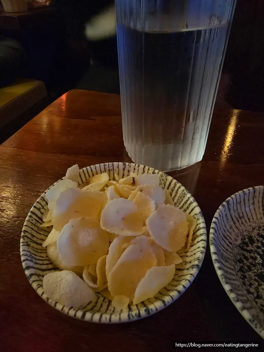 새우알칩처럼 생긴 기본 안주