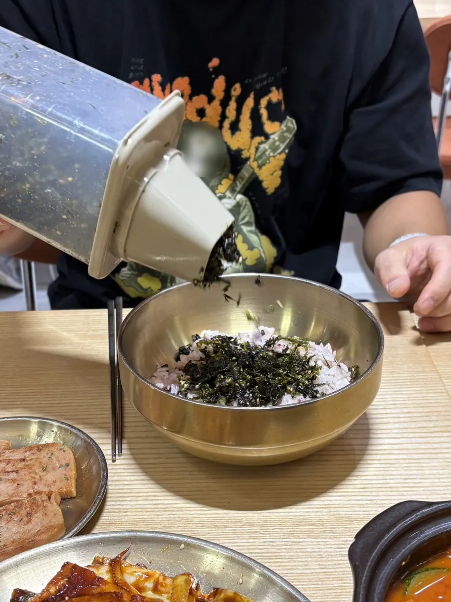 Warm rice topped with seaweed flakes
