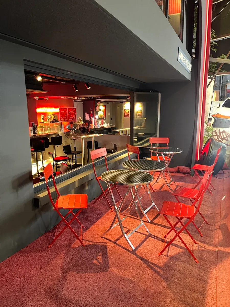 1st-floor outdoor table seating