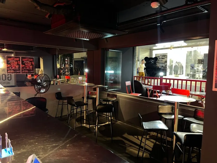 1st-floor tables and lighting