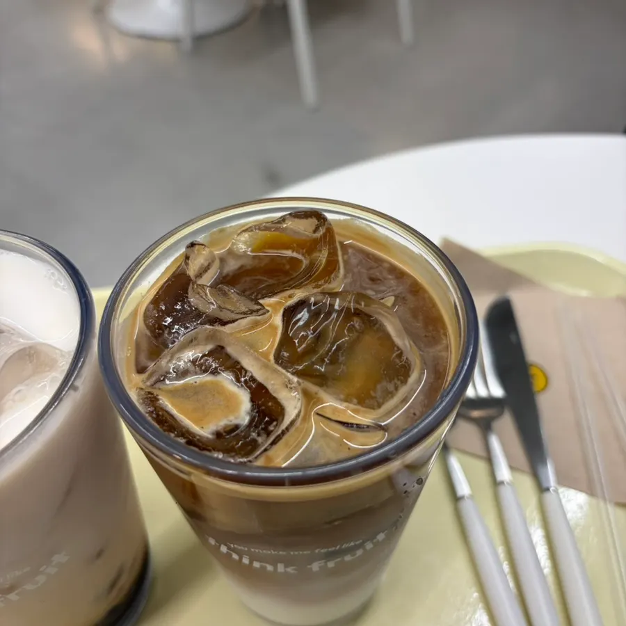 띵크프룻 아이스 카페라떼 한 잔