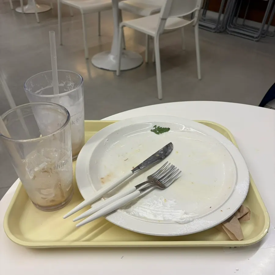 복숭아 수플레를 다 먹고 남은 접시