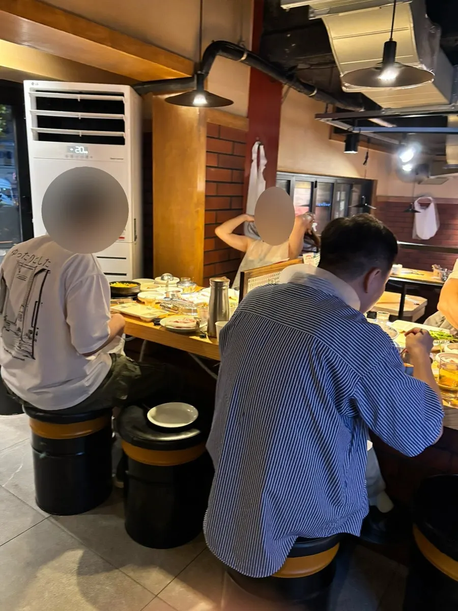 Restoran daging Hongdae pada waktu lewat hari bekerja
