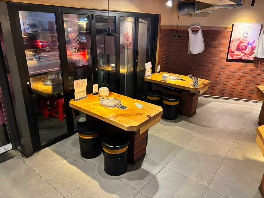 Ruang restoran daging tingkat 2 dengan tingkap terbuka