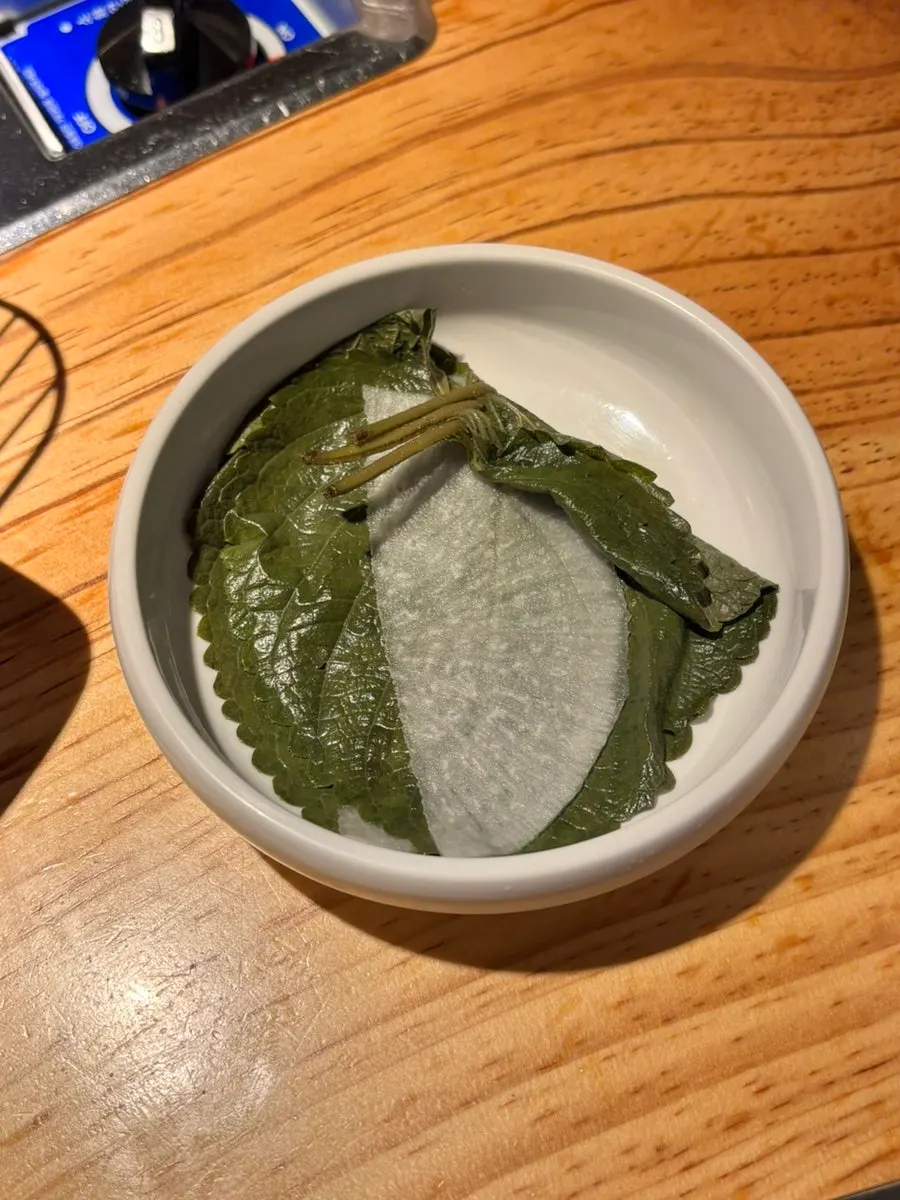Set lauk asas dengan daun perilla dan ssammu