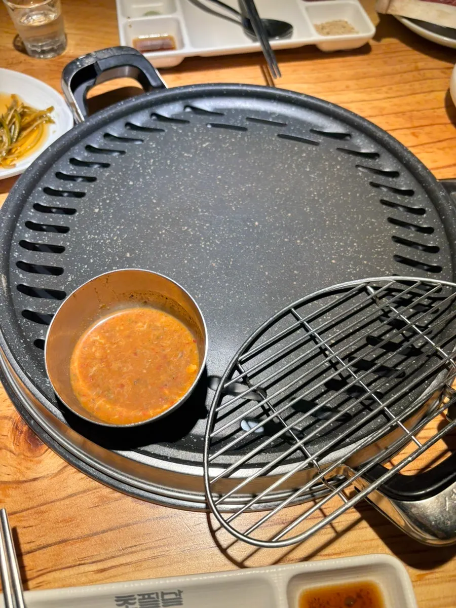 Set soju bersama daging sebagai iringan minuman