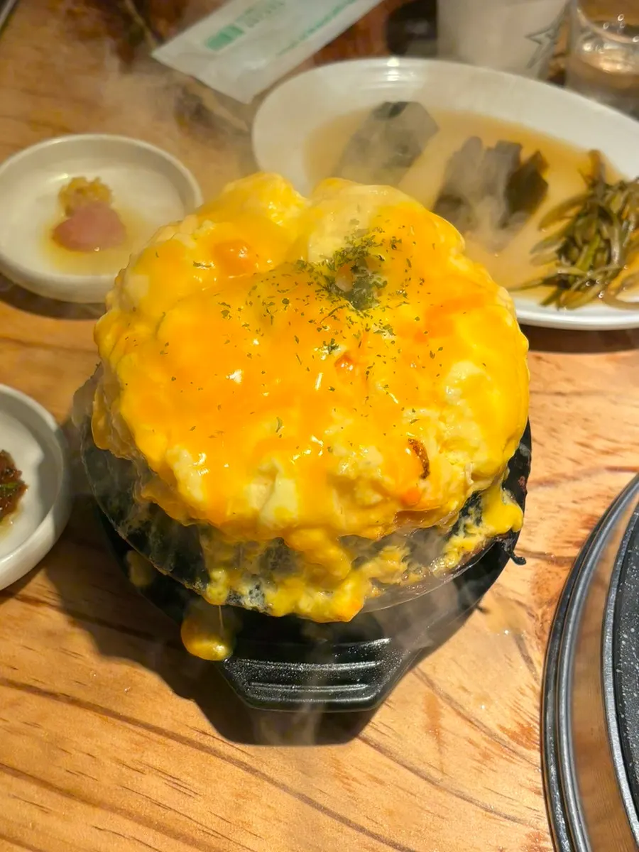 Double-cheese gyeranjjim yang mengembang seperti hendak meletup
