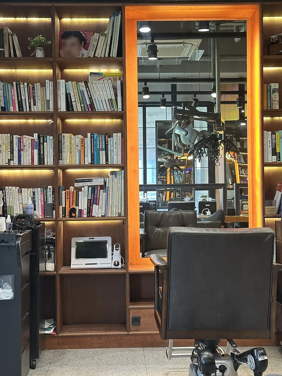 Styling-area atmosphere with mirror-frame lighting