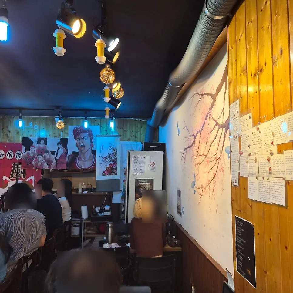 Japanese-style drawings and decorations in the restaurant