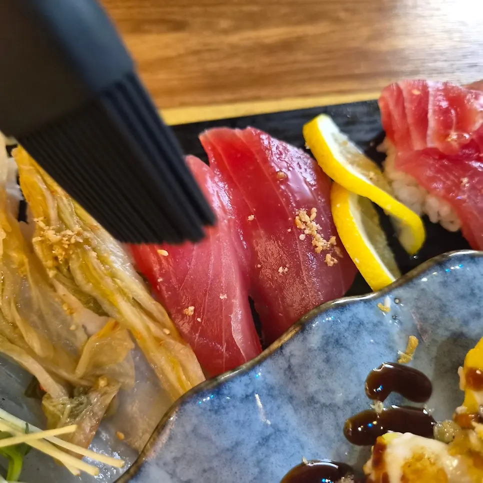 Silicone brush used for the extra-long sushi