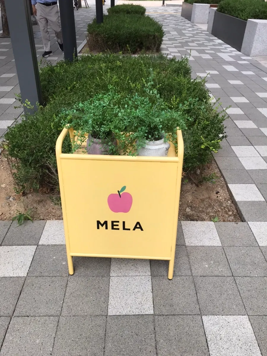 멜라 홍대점 입구 간판