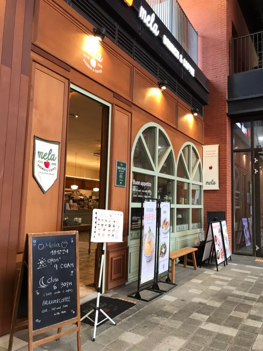 멜라 홍대점 출입구 주변 모습