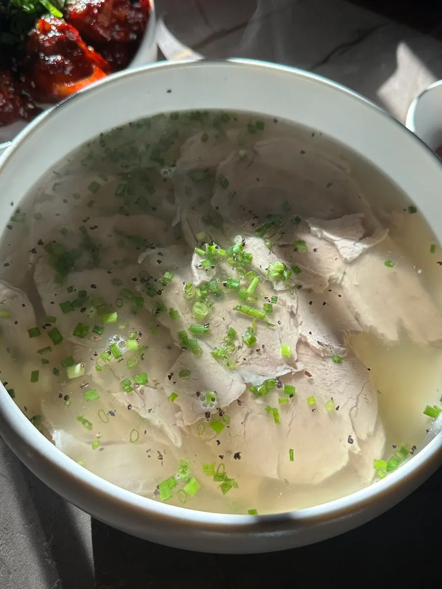 곰탕과 냉면에 곁들인 고기 메뉴