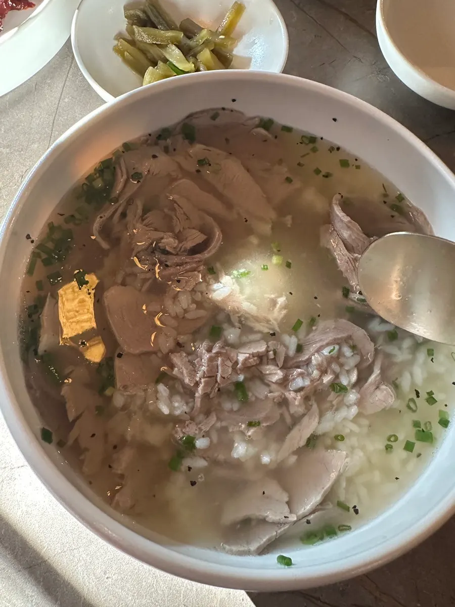 직접 끓인 맑은 육수의 곰탕
